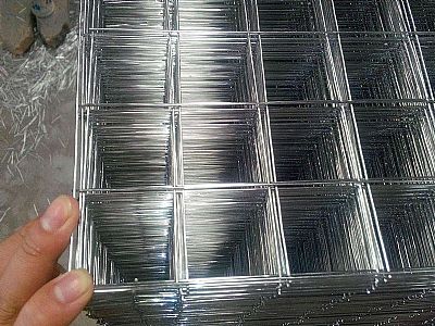 鋼絲網(wǎng)片在展覽會中，也可以用作展覽架。